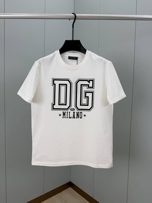P210 Dolce&Gabbana.杜嘉班纳 Ss26春夏新品Dg字母印花标识短袖T恤,正面饰正面“Dg Milano”印花设计,彰显品牌辨识度,百搭单品,兼 P210 Dolce&Gabbana.杜嘉班纳 Ss26春夏新品Dg字母印花标识短袖T恤,正面饰正面“Dg Milano”印花设计,彰显品牌辨识度,百搭单品,兼