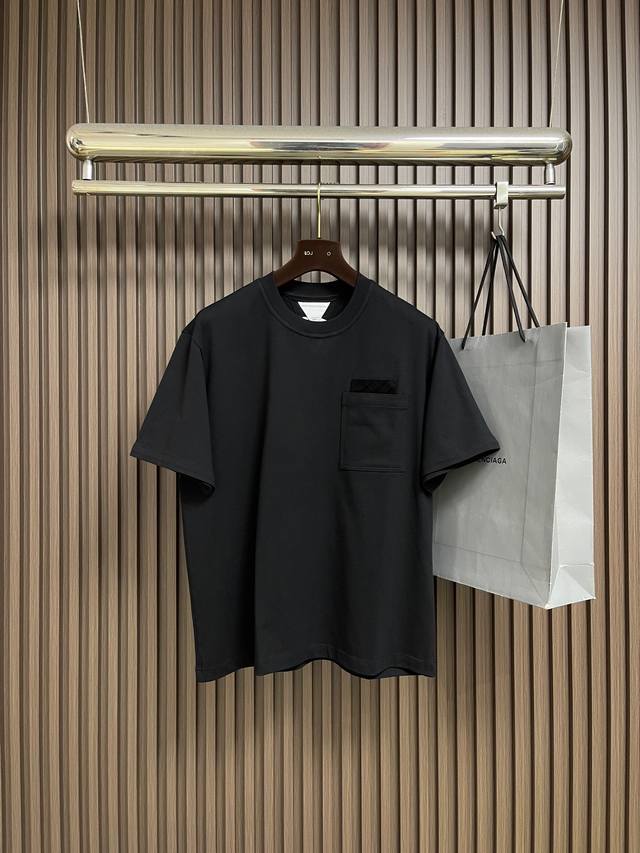 P260Bv Bottega Veneta quilted short-sleeved T-shirt with leather label pocket. M
