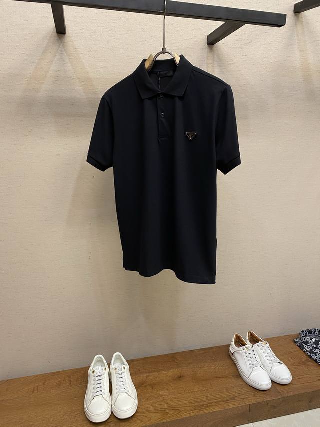 P200 Prada 支持年后售后新款经典休闲商务Polo衫，胸前金属Logo，客供定制纽扣，Os版型和精致的裁剪，经典款Polo 珠地棉相比普通的针织布更加的