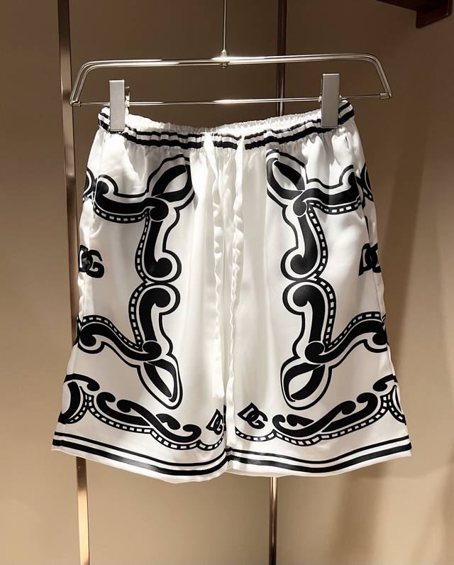 P220 Dolce&Gabba*A 杜嘉*纳2026春夏新款男女同款睡衣套装，专柜同步发售！定制专属丝绸棉面料，衣身Logo图案印花工艺设计！简约大方，从容百