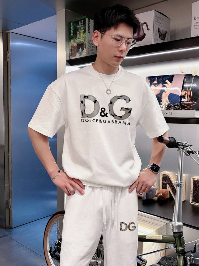 P330Dg 高端定制 2026春夏新款首发专柜最新款短袖短裤休闲套装 重工凹凸图案设计 高端订制 设计前卫时尚！品牌Logo重工艺设计 高端定制纯棉面料.手感