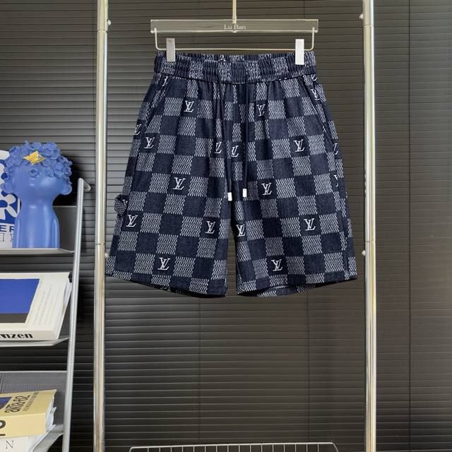 P210 Lv 三标齐全 2026夏季新款男士休闲短裤，高级定制面料透气面料 透气弹力舒适度极高，细节无可挑剔，顶级辅料配备，原版Logo设计理念，手感细腻柔软