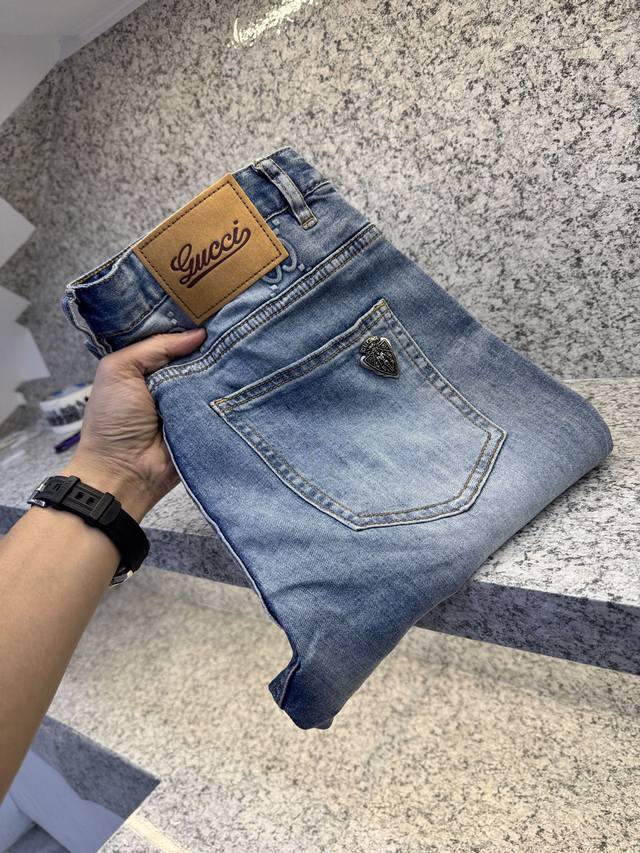 P260 Gucgi Summer Hot Selling Item: Truly Thin Size 26 Light Color Washed Jeans.