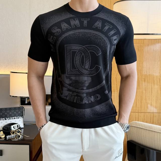 P330Dg 2026Ss马年春夏最新大爆款精品针织短袖T恤，定制进口轻柔伊力特面料，时尚大牌元素Logo点缀，会呼吸的面料，质感细腻柔软，贴身冰爽顺滑。吸湿排