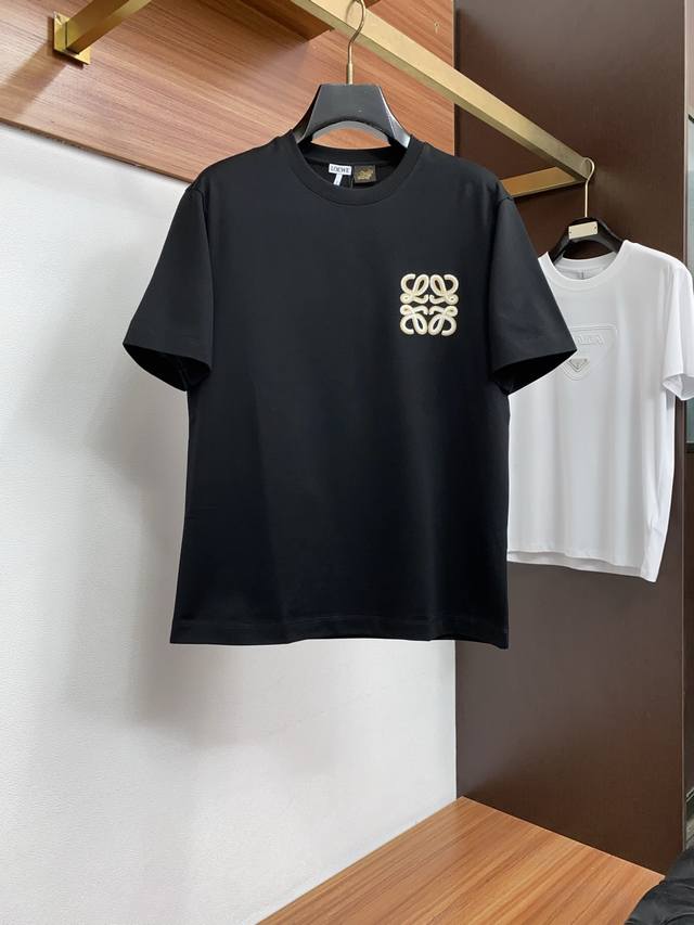 P230 罗意威 2026春夏新款首发专柜最新款圆领短袖 高端订制 设计前卫时尚！品牌Logo重工艺设计 高端定制100支双面丝光棉面料.手感柔软.穿着舒适.专