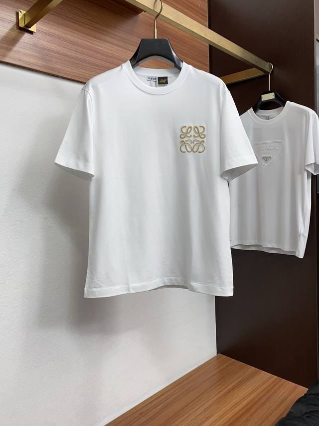 P230 罗意威 2026春夏新款首发专柜最新款圆领短袖 高端订制 设计前卫时尚！品牌Logo重工艺设计 高端定制100支双面丝光棉面料.手感柔软.穿着舒适.专