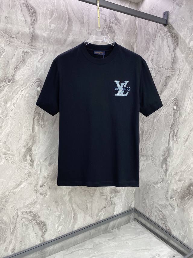 P180 Lv 2026Ss 春夏新款首发专柜最新款短袖圆领T恤 高端订制 设计前卫时尚!品牌Logo重工艺设计 高端定制纯棉面料.手感柔软.穿着舒适.专柜级别 P180 Lv 2026Ss 春夏新款首发专柜最新款短袖圆领T恤 高端订制 设计前卫时尚!品牌Logo重工艺设计 高端定制纯棉面料.手感柔软.穿着舒适.专柜级别