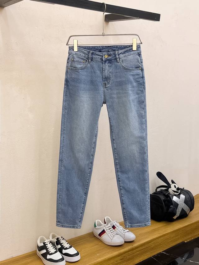New P270 jeans, available simultaneously on the official website and in stores.