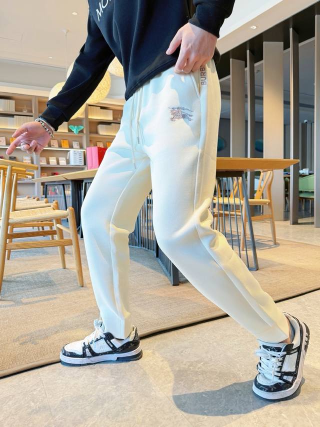 P210 巴宝莉 顶级货品 2026春夏新款休闲裤！官网同步发售。品牌经典Logo休闲裤 ，定制面料，舒适度极好，手触感强烈。辨识度极高，完美品相工艺。 尺码：