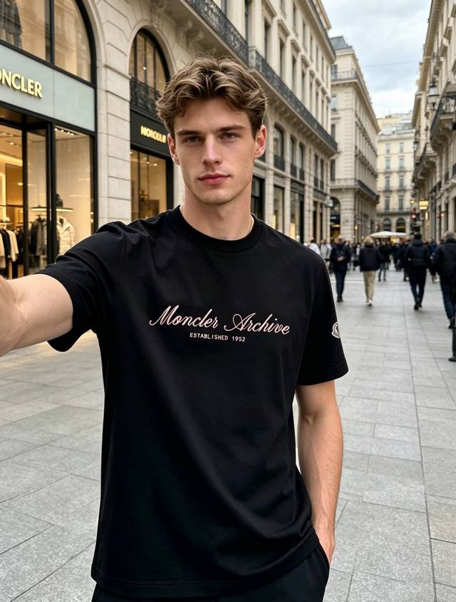 230 Moncler Archive series short-sleeved T-shirt, featuring a classic 3D heat-pr 230 Moncler Archive series short-sleeved T-shirt, featuring a classic 3D heat-pr