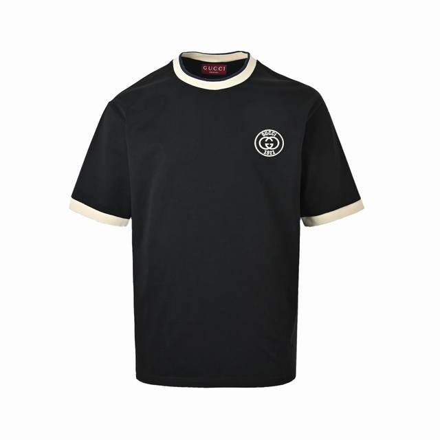 160 Gucci 古驰 拼色螺纹领1921双G刺绣短袖 校园休闲风格服饰尽展率性风范。卫衣、帽衫和T恤匠心融蕴各式标志性装饰。 这款T恤选用细绒针织棉打造，缀
