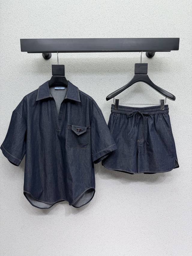 P's triangle logo denim suit is versatile, flattering, simple, high-end, durable