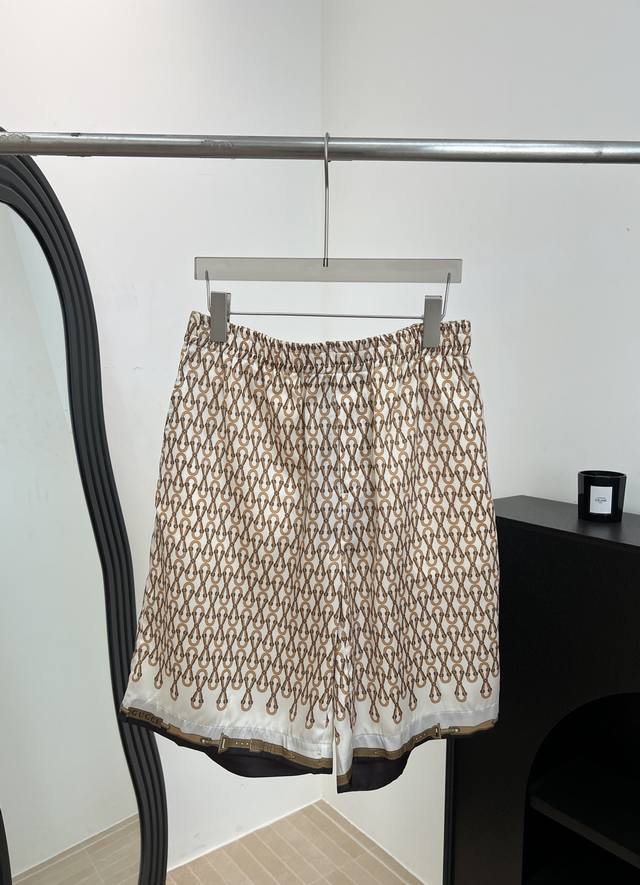 P300 Men's Gucci Spring/Summer New Silk Print Casual Shorts, all-over Gucci bran