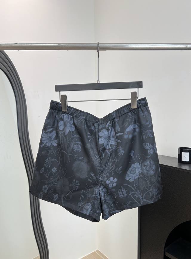 P300 Men's Gucci Spring/Summer New Silk Printed Casual Shorts, featuring a flora