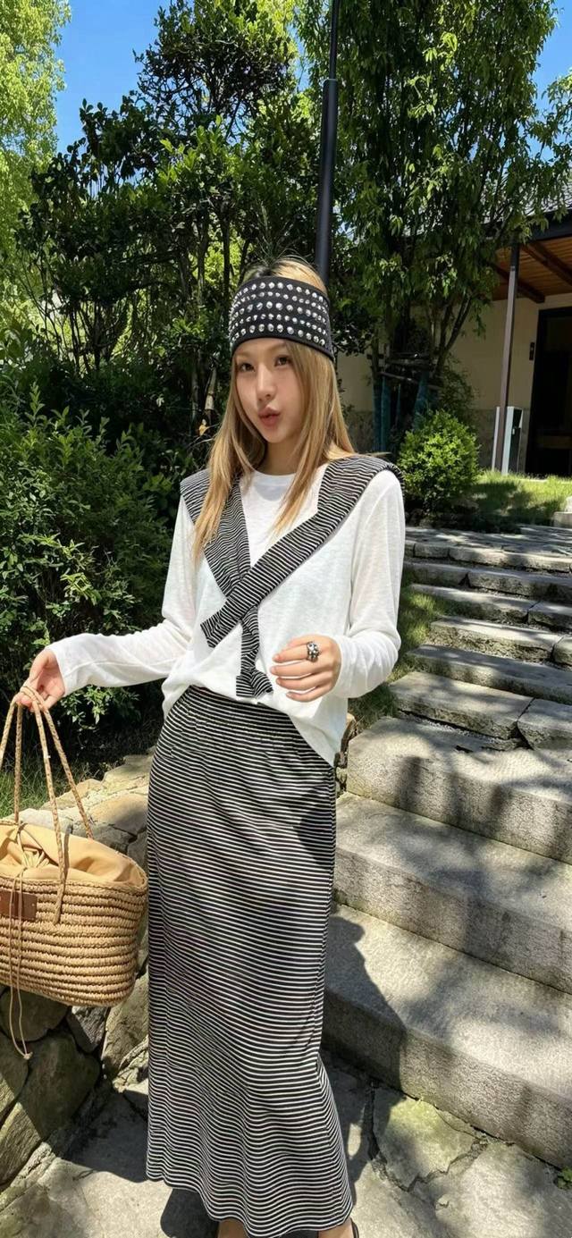 P340 A relaxed-fit striped shawl, top, and skirt three-piece set. The loose, com