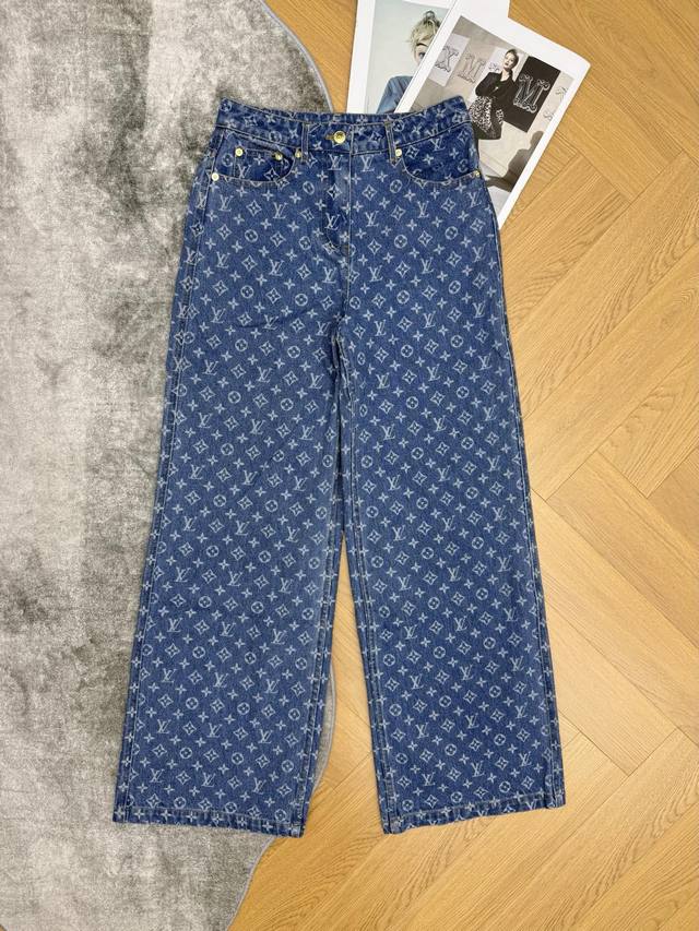 P350原单狠货女装 配包装L家 26夏季新款 老花牛仔阔腿裤 高腰阔腿剪裁 宽松舒适 纯棉牛仔面料 垂坠感裤型藏肉一绝 修饰腿型 五金纽扣 经典口袋设计 搭配