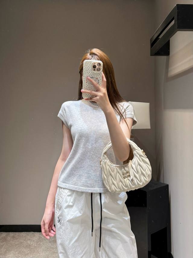 P380 70春夏新品 Her**自带柔光滤镜的软糯针织无袖,温柔到骨子里的百搭款精选亲肤针织面料,细腻柔软贴肤不扎,软糯的手感一摸就爱上。 圆领+包肩袖设计, P380 70春夏新品 Her**自带柔光滤镜的软糯针织无袖,温柔到骨子里的百搭款精选亲肤针织面料,细腻柔软贴肤不扎,软糯的手感一摸就爱上。 圆领+包肩袖设计,