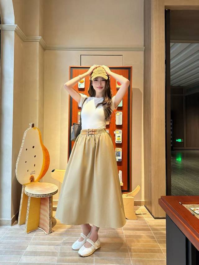Style No. D26032462 Prad*A New Style: Classic inverted triangle logo, double-row