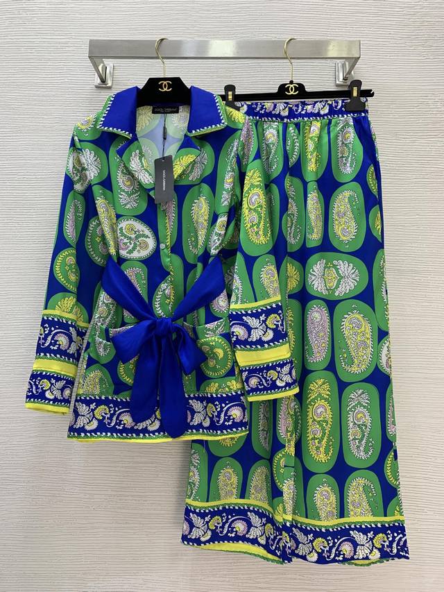 Style No. D25080943 Dolce & Gabbana Dg* New Ethnic Retro Print Casual Suit! Tie-