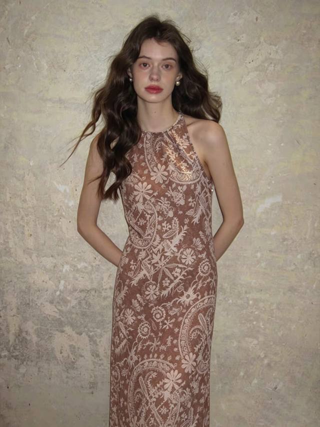 P340 Caramel-toned paisley print, vintage yet gentle. The Tencel-linen blend has