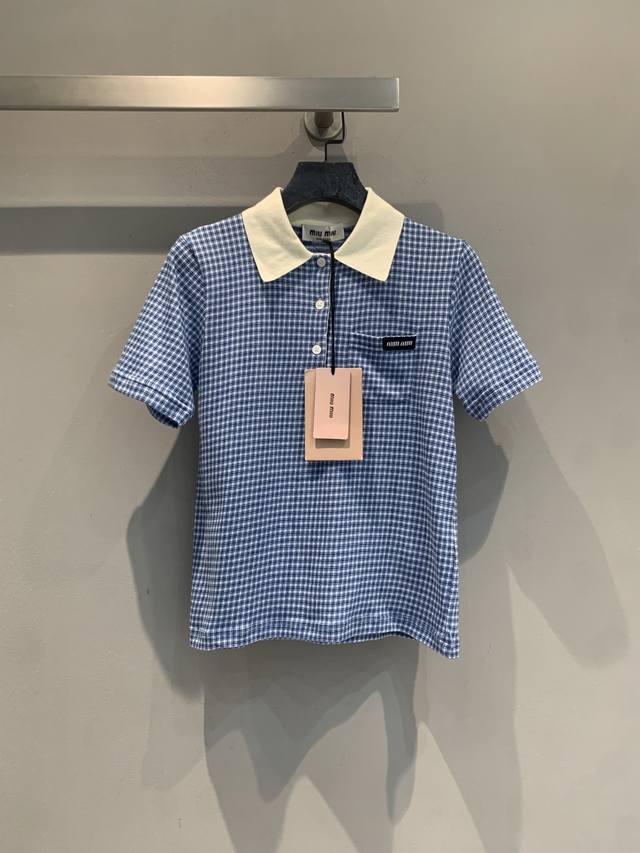 P400新款出货啦 原版开发 Miumi*春夏新款时髦百搭蓝白格纹Polo衫，纯棉针织柔软亲肤，透气性超赞。蓝白格纹配米白撞色翻领，胸口黑色徽标，细节满分！宽松