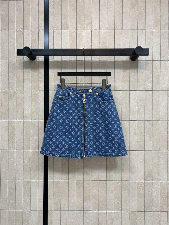 P320 L家 26夏季新款 老花牛仔半裙 采用牛仔纯棉面料 A字版型 正面全拉链设计 穿脱方便 金色五金纽扣+经典口袋 细节精致 高腰设计修饰腰臀比例 颜色百