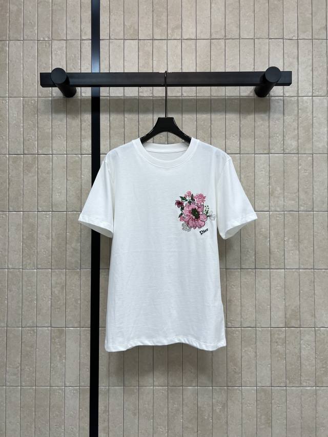 P210 D家 26夏季新款 花卉刺绣白色T恤 采用纯棉材质 日常穿着超友好 胸前粉色花卉刺绣+品牌标志 宽松版型 包容多种身材 单穿或内搭都很Ok 百搭属性