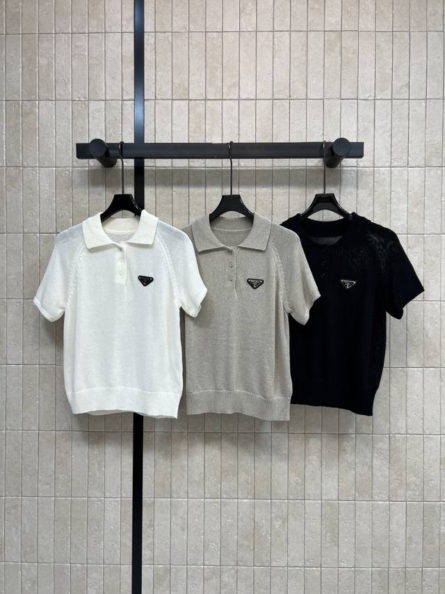 P270 Pd家 26夏季新款 Polo短袖上衣 采用羊毛混纺面料 柔软舒适 经典翻领+三颗纽扣设计 胸前三角徽标刺绣超有辨识度 百搭 通勤休闲都能轻松驾驭 简