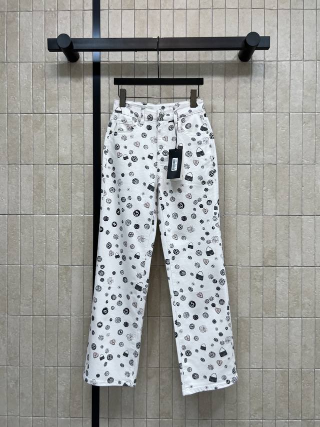 P330 L家 26夏季新款 印花直筒裤 白色底布+黑色涂鸦风图案 手绘感满满 超有个性 高腰直筒设计 修饰腿型 日常休闲都能轻松驾驭 面料挺括 穿着舒适不易变