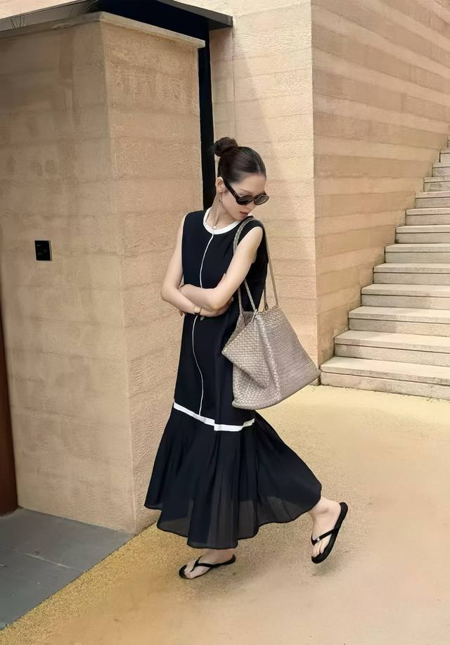 P320 This ultra-popular, minimalist, resort-style color-blocked dress features c