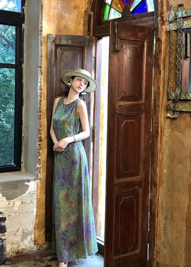 P340 A stunningly popular dress featuring a shimmering purple-green rose print i
