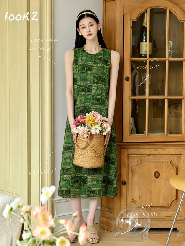 P340 A relaxed, ethereal green-toned, bias-cut Xiangyun gauze dress, weaving ret