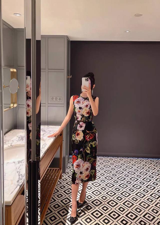 P270Dol*E & Gabba*A Dolce & Gabba's latest hot-selling series Sicilian-style bla
