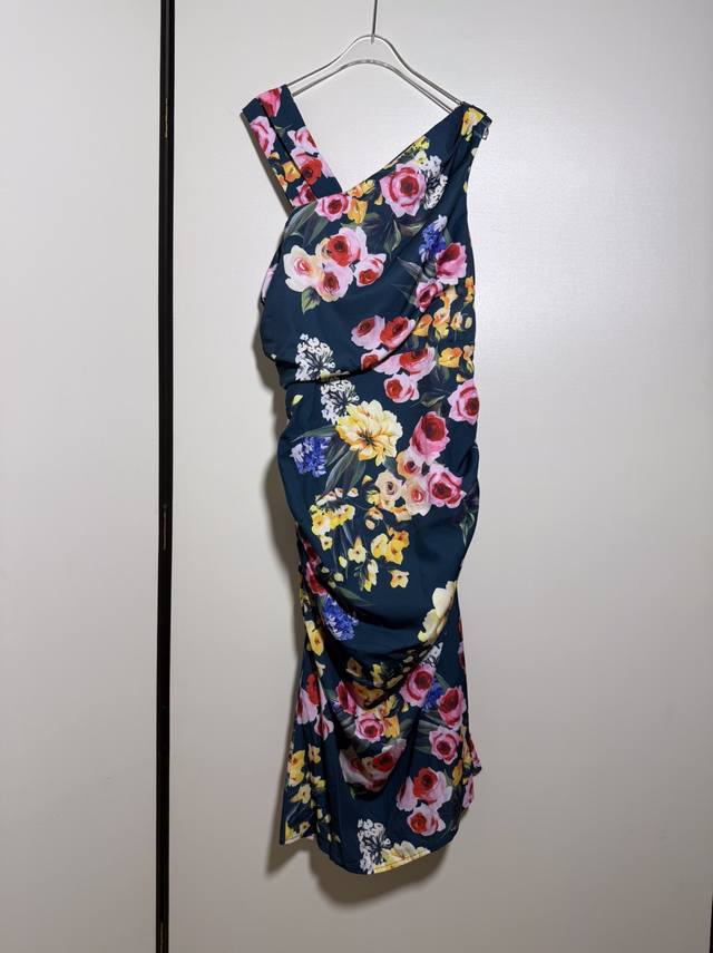 P300Dol*E & Gabba*A Dolce & Gabba's latest pleated slim-fitting, slightly elasti
