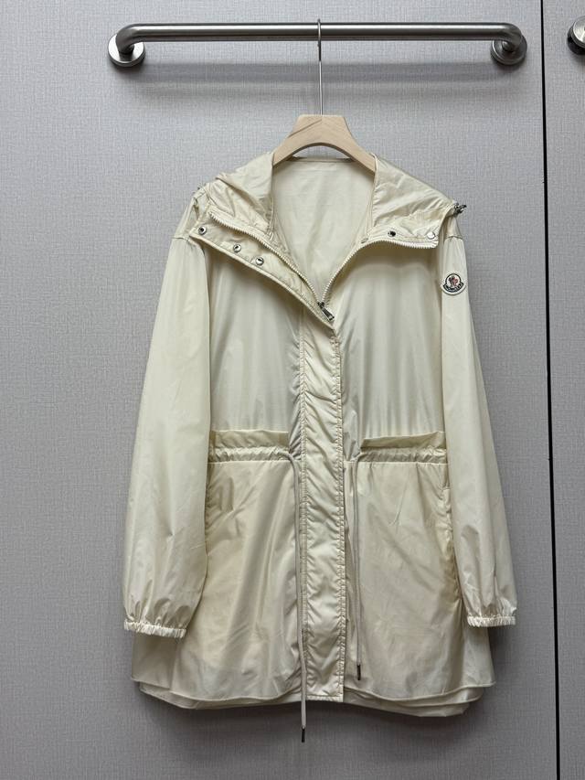Weteau Pleated Mid-Length Hooded Jacket. Made from nylon, this jacket blends pra