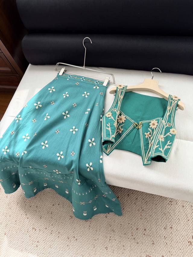 P810 Emerald Green Midi Skirt pays homage to the wild beauty of flowers. The wai