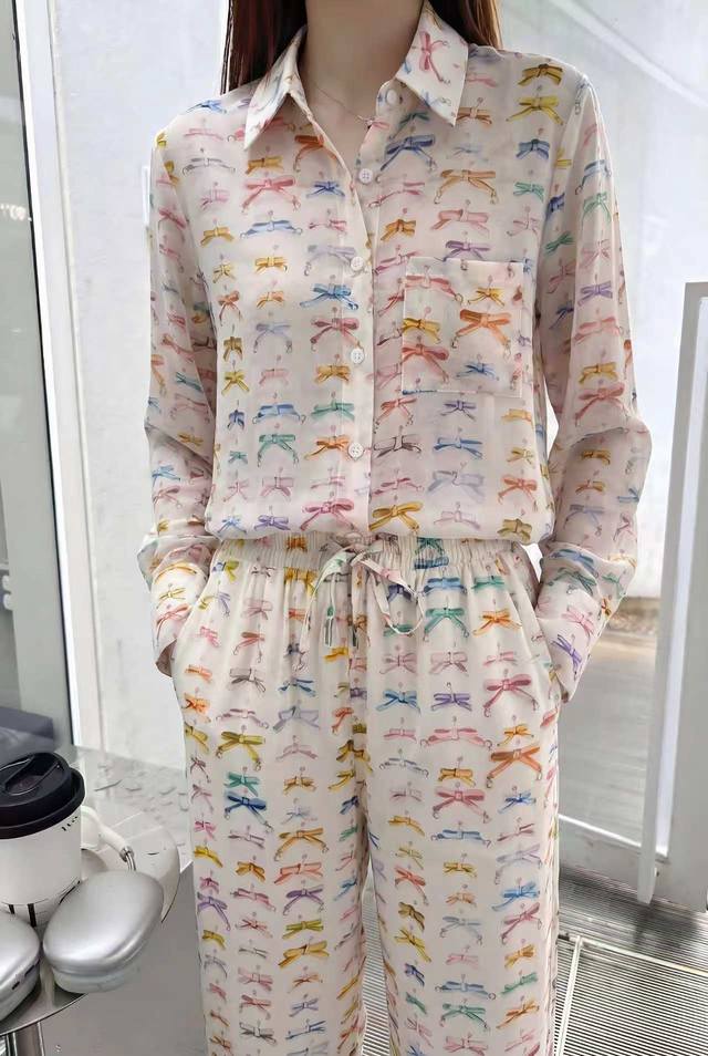 P270 Dio* 26Ss New Long-Sleeve Shirt with Colorful Bow Print. The colors are gen