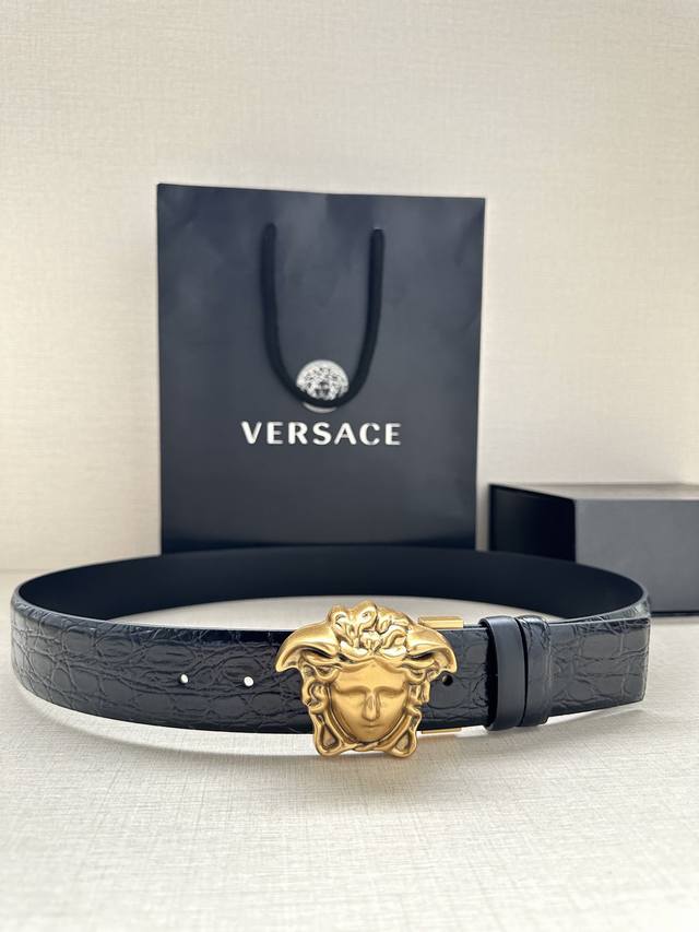 P220 3.8cm wide smooth leather belt with a double-sided Medusa Biggie buckle in