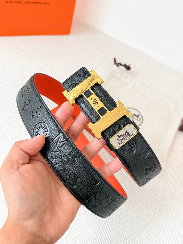 品名： 爱玛仕.Hermes腰带 皮带 原单 P200 型号：挂扣，经典纯钢材质扣头，双面头层牛皮，图片实物拍摄 材料：双面头层牛皮，挂扣系列，纯钢材质扣头，镀