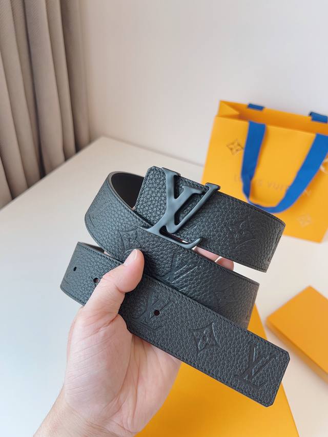 This Louis Vuitton Pyramide belt, crafted from natural calfskin and featuring ic