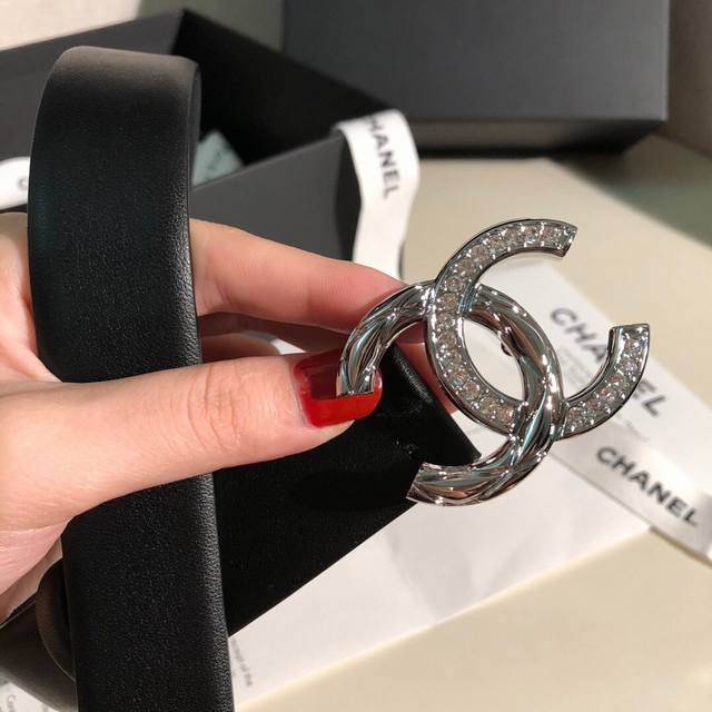 P170 香奈儿 女款腰带 原单货品 宽度3.0Cm 双面原厂小牛皮，皮质柔软 细腻，手感好。多种扣头可选 ，精细做工。上身效果非常好