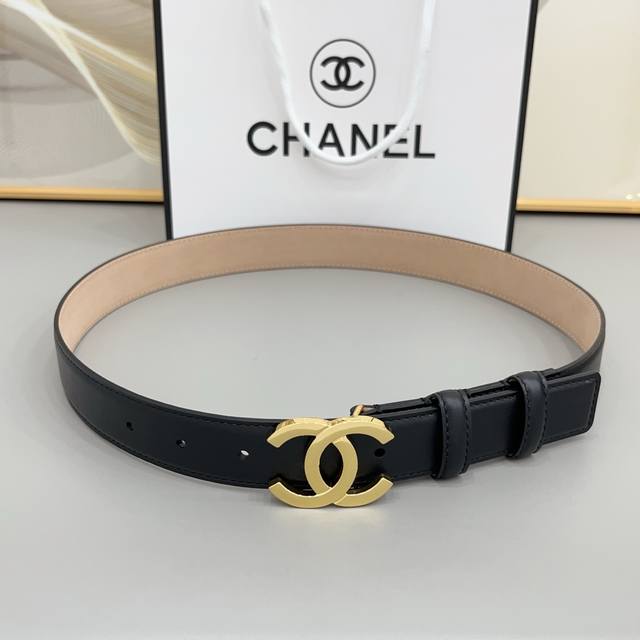 200--Chanel 3.0Cm 经典双C扣的魅力，是跨越时光的优雅。不同色调的皮革演绎多样风格，光面的细腻与鳄鱼纹的复古碰撞，金、银两种金属扣更添精致感。一