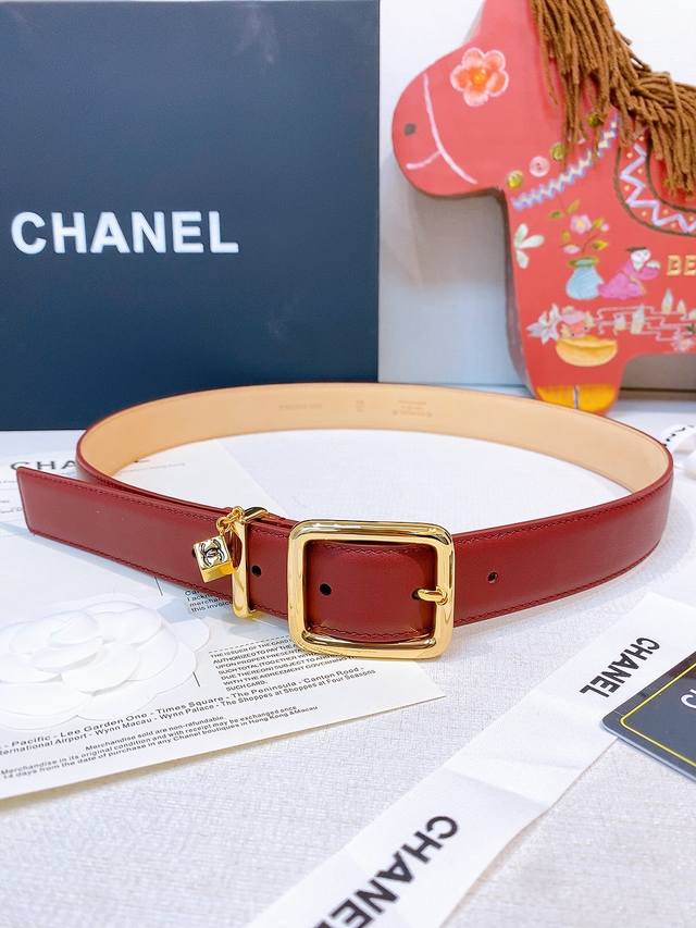 P230 香家Chanel Leather Belt 30Mm皮质腰带 这款是香香26 27早春度假系列3.0Cm腰带，采用光滑小牛皮材质，复古经典圆针扣设计，