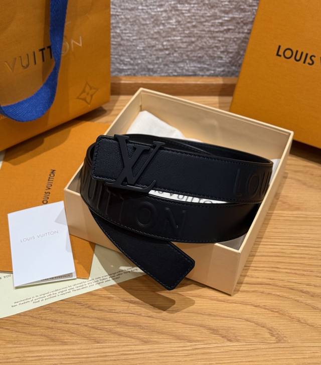 Louis Vuitton L Embossed Connect 40mm Reversible Belt . Crafted from black calfs