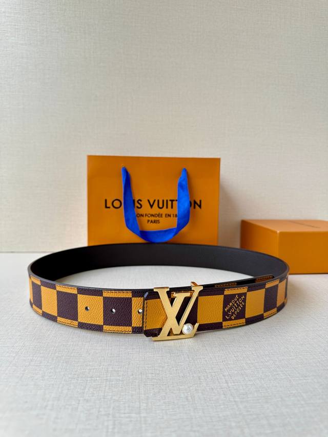 This 4.0-width Lv Initiales reversible belt comes from the Spring/Summer menswea