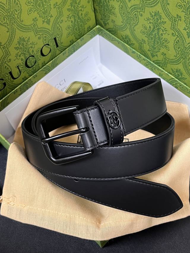 3.5mm wide black calfskin belt with a ring-stitched label. The belt features a s