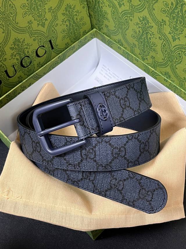 3.5cm wide blue calfskin leather belt with a ring-stitched label. This belt is m