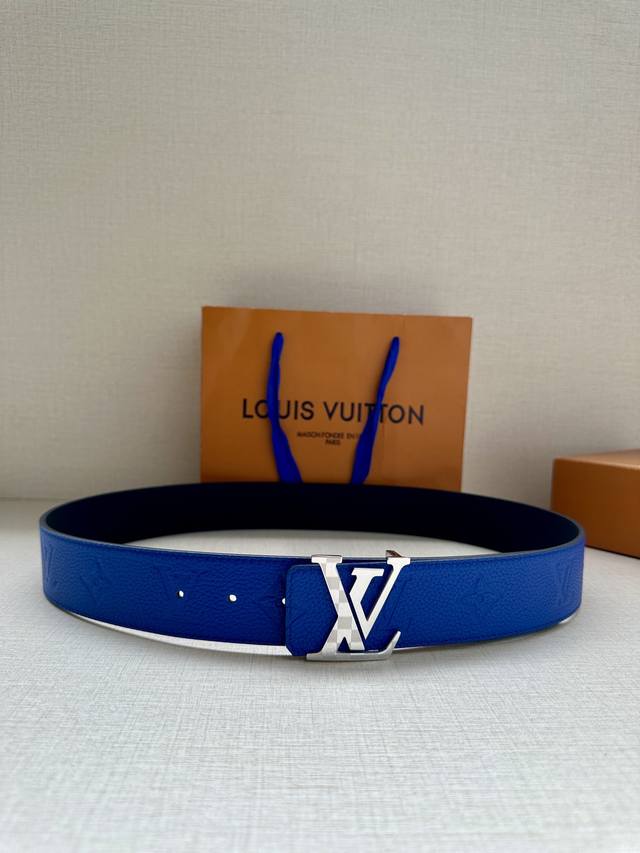 P210 Lv 4.0宽 奢华款现代 Taurillon 皮革，饰以雅致大方的标志性 Lv 首字母。柔软结实的皮带，可搭配从礼服到休闲装各种服饰 双面Tauri