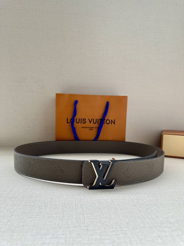 P210. 4.0 width: Imported lychee leather with embossed pattern, synchronized wit