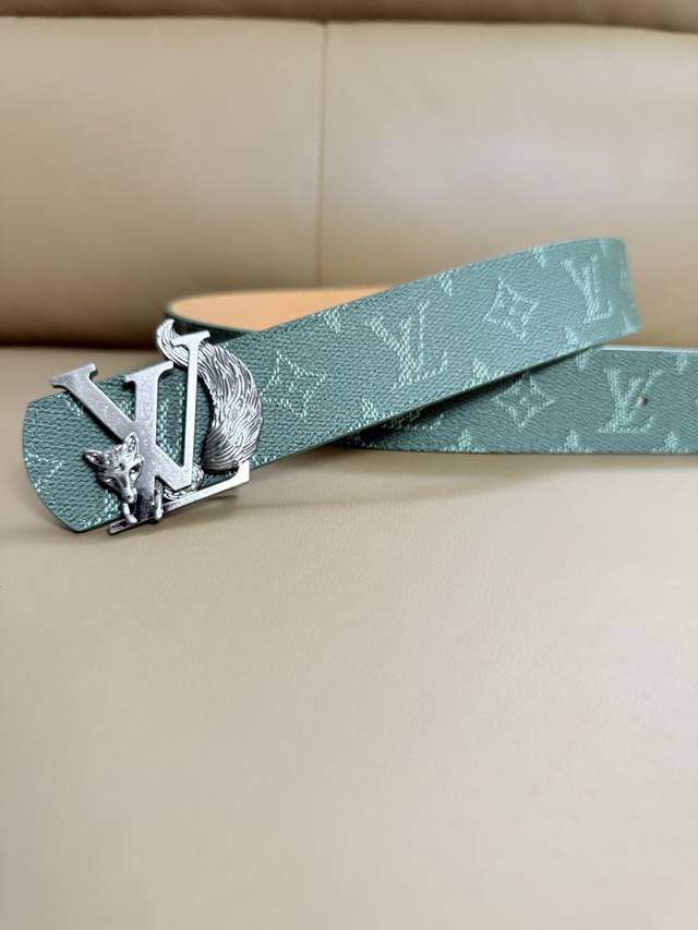 P210 Lv 4.0宽 Initiales Monogram Pigment 双面腰带以褪色笔触重绘备受喜爱的经典配饰。金属搭扣与皮革腰带相映成趣，以绚丽色调